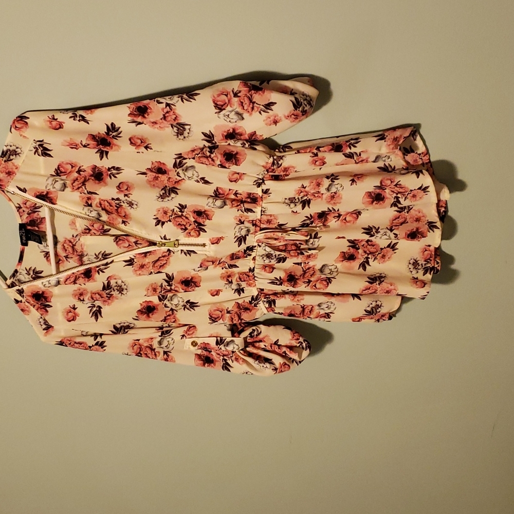 Cute alert! Like new blouse with zip detail and elastic waist. Button sleeves up
